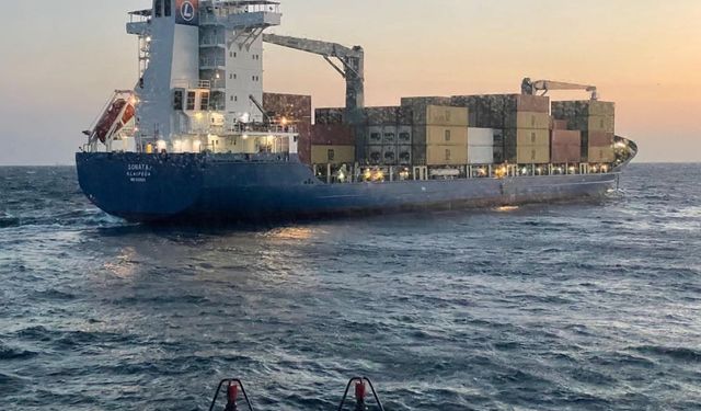 Çanakkale Boğazı girişinde arızalanan gemi Bozcaada açıklarında demirletildi
