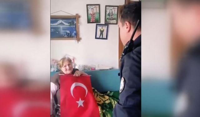 112 Acil'den bayrak isteyen engelli yaşlı kadına polisten sürpriz