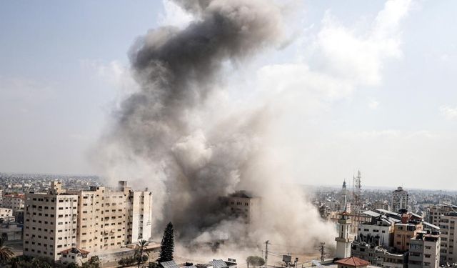 İsrail savaş uçakları Gazze Şeridi'nde bir camiyi daha bombaladı