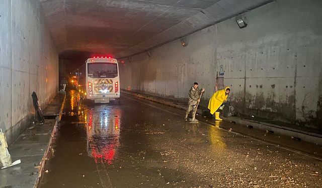 Kocaeli'de sağanak: Yollar göle döndü, 3 araç arıza yaptı