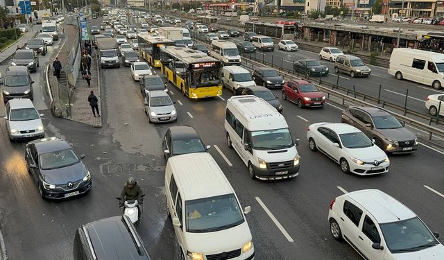 Fırtına ve sağanak sonrası İstanbul'da trafik yoğunluğu!