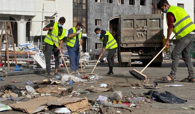 Filistinli gençler Gazze'deki Şifa Hastanesi'ni temizlemek için gönüllü oldu