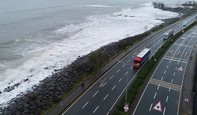 Trabzon'da dev dalgalar Karadeniz Sahil Yolu'nda ulaşımı olumsuz etkiliyor