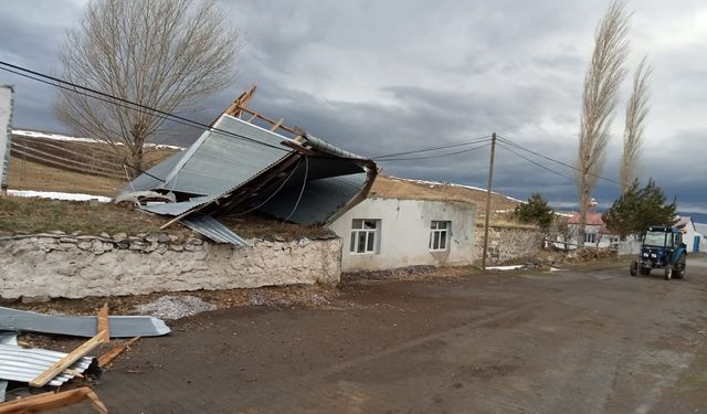 Kars'ta şiddetli rüzgar, 3 köyde evlerin çatılarını uçurdu