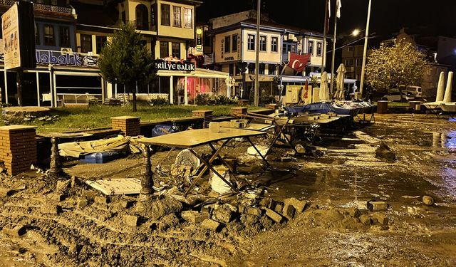 Tirilye'de sağanak nedeniyle araçlar sürüklendi, iş yerlerini su bastı