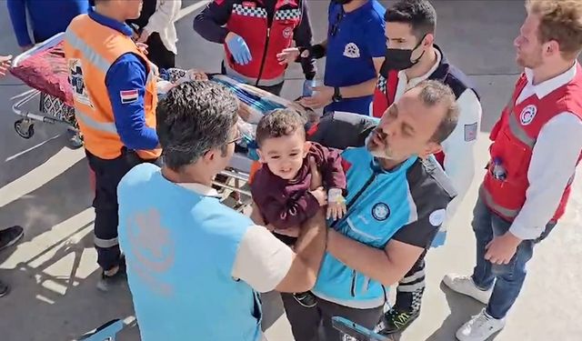 Bakan Koca karşıladı! Gazzeli 3 yaralı çocuk Ankara'ya getirildi
