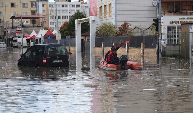 İskenderun'da sağanak ve rüzgar nedeniyle su baskınları yaşandı