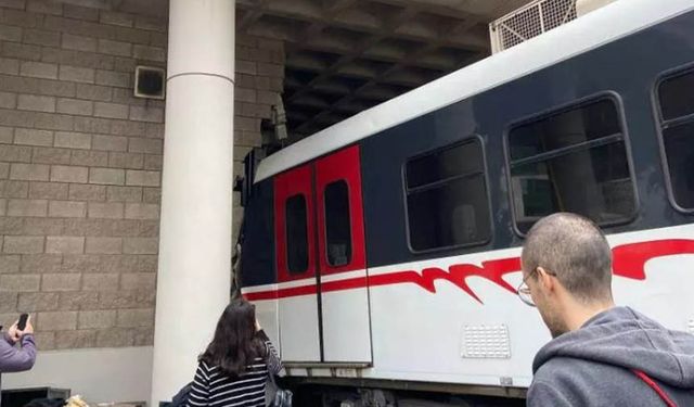 İzmir'de raydan çıkan metro duvara çarptı