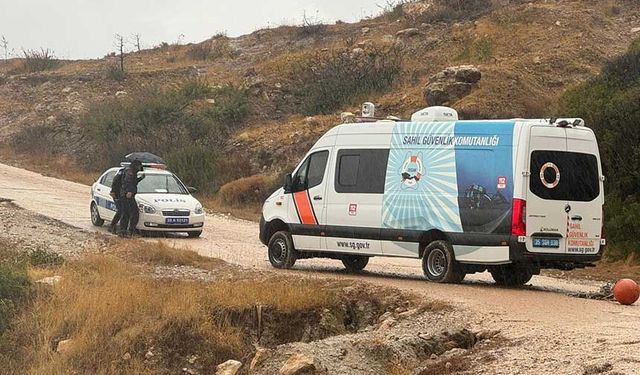 İzmir'de batan lastik bottaki 5 düzensiz göçmen öldü