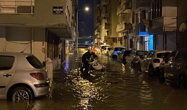 İzmir'de fırtına sebebiyle deniz taştı