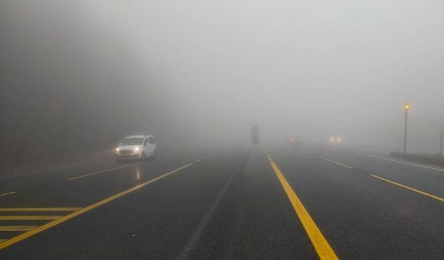 Bolu Dağı geçişinde etkili olan sis görüş mesafesini azalttı
