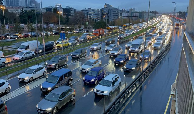 İstanbul'da yağışın da etkisiyle trafik yoğunluğu yüzde 74'e çıktı