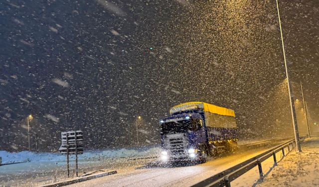 Kuzey Marmara Otoyolu'nda kar yağışı etkili oluyor