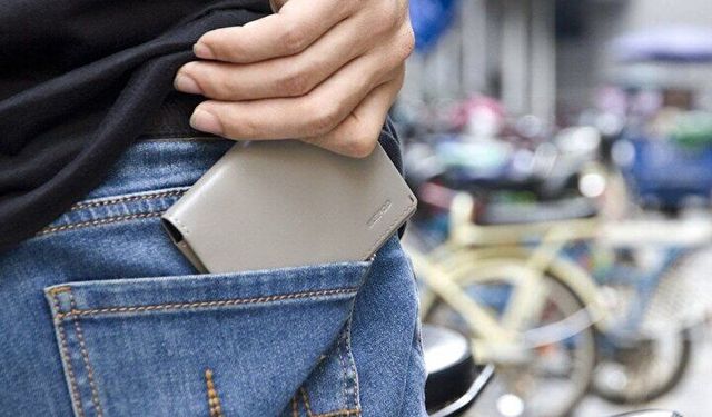 Doktorlar uyardı! Arka cepte cüzdan ve telefon taşıyorsanız sağlığınızdan olabilirsiniz