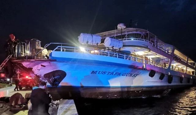 İzmir'de vapur rotadan çıkarak karaya çarptı