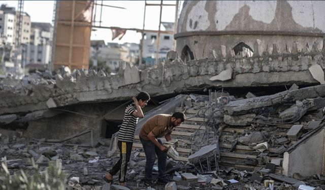 Siyonist terör Gazze'deki her 6 caminden 5'ini yıktı! 'Dinimizi yaşamak için ölüyoruz'