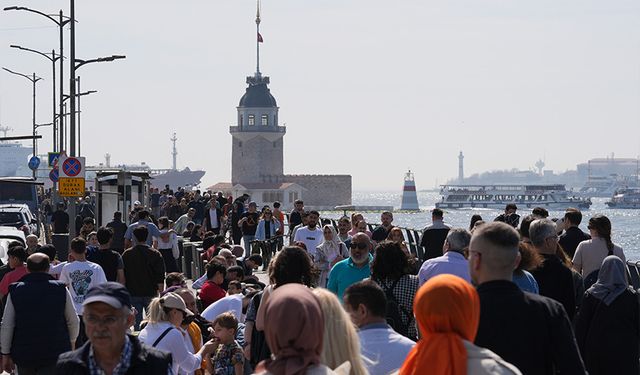 İstanbul'da oyunu kullanan sahil ve parklara akın etti