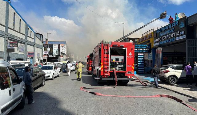 Sultangazi'de oto sanayi sitesinde yangın