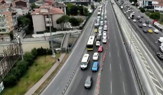 Asfalt yenileme çalışması yapılan Haliç Köprüsü'nde trafik yoğunluğu