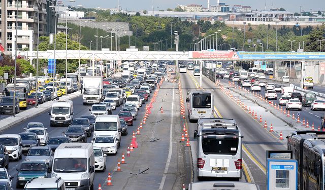 Bahçelievler ve Avcılar'da D-100 kara yolundaki çalışmalar trafiği aksattı