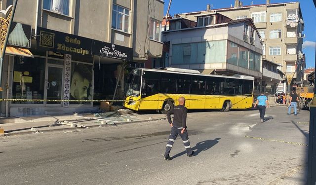 İstanbul'da İETT otobüsü dükkana daldı: Çok sayıda yaralı var