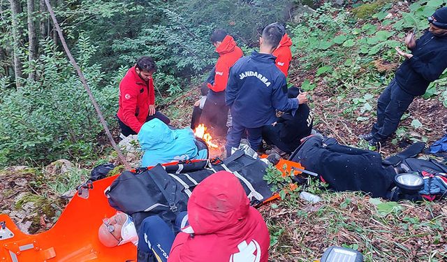 Kastamonu'da kayalıklarda mahsur kalan 2 madenci helikopterle kurtarıldı