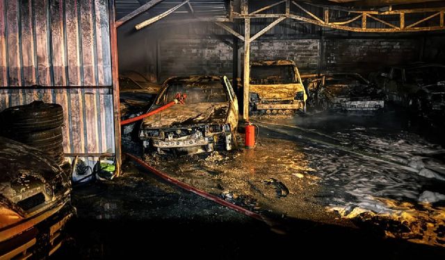Bursa'da bir oto galerisinde yangın: 13 araç hasar gördü