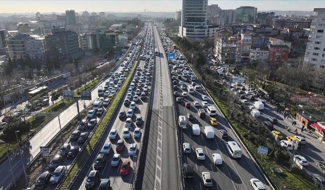 İstanbul'da uyum haftası ve ilk iş gününde trafik yoğunluğu
