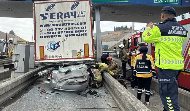 Kuzey Marmara Otoyolu'nda otomobil gişelerdeki tıra çarptı