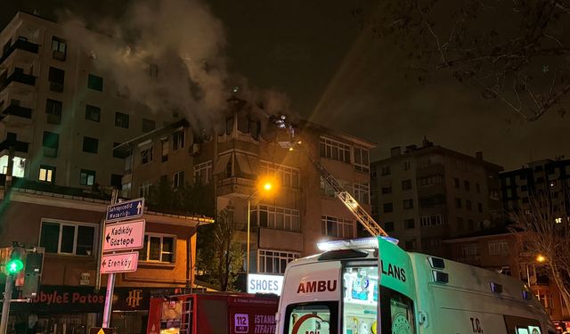 Kadıköy'de yangın: 2 kişi dumandan etkilendi