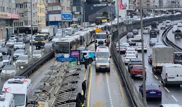 Avcılar'da durakta bekleyen metrobüse başka bir metrobüs çarptı