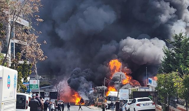 Başakşehir'de bir depoda çıkan yangına müdahale ediliyor