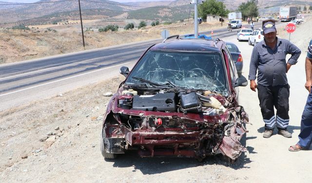 Kilis'te iki otomobilin çarpıştığı kazada 8 kişi yaralandı