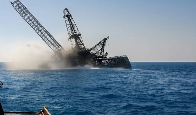Mısır'ın doğusundaki Süveyş Körfezi'nde bir sondaj gemisi alabora oldu