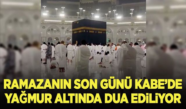 Ramazanın son günü Kabe'de yağmur altında dua ediliyor