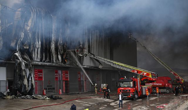 Ankara'da mobilya deposunda yangın