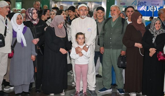 Ankara'dan ilk hac kafilesi dualarla uğurlandı