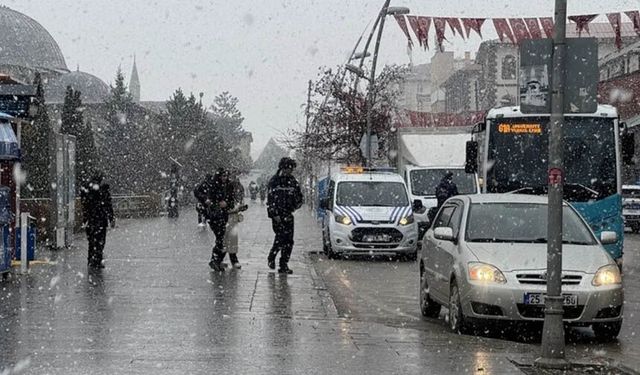 Ankara'da kar yağışı etkili oluyor!