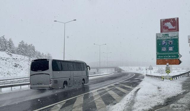 Anadolu Otoyolu'nun Ankara kesiminde kar etkili oluyor