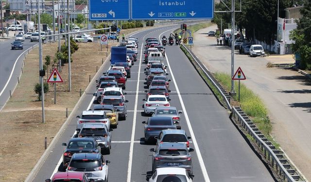Tekirdağ-İstanbul yolunda bayram tatilinden dönüş yoğunluğu yaşanıyor