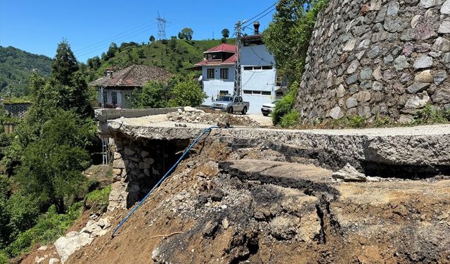 Rize'de istinat duvarı yıkıldı, mahalle yolu ulaşıma kapandı