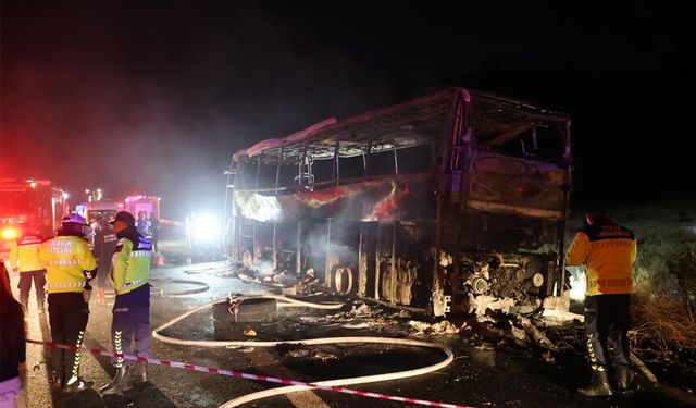 Denizli'de feci kaza! Bariyere çarpıp yanan otobüste 1'i bebek 8 kişi can verdi