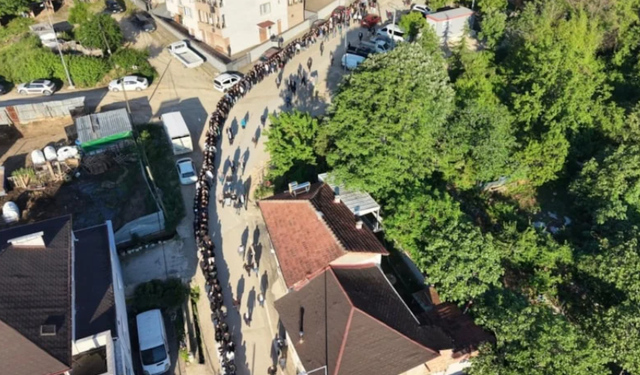 Bursa'da 60 yıllık gelenek: 1 kilometrelik bayramlaşma kuyruğu oluştu