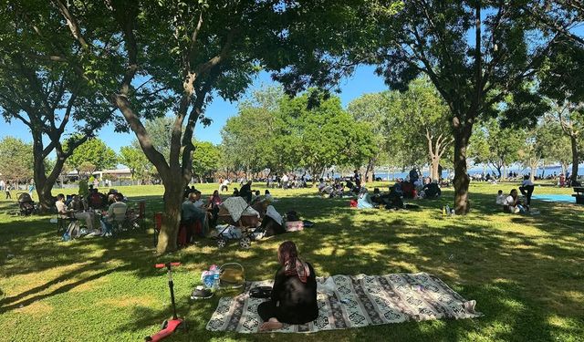 Bayramın ilk gününde İstanbul’da sahil ve parklarda yoğunluk