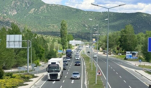 D-100 kara yolunun Çankırı kesiminde ağır tonajlı araçların geçişi 1 Haziran'a kadar yasaklandı