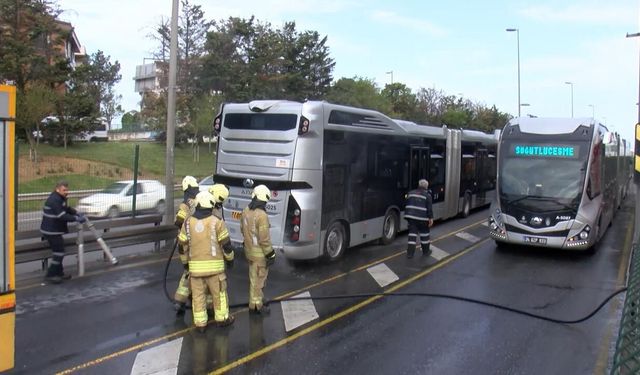 İstanbul'da metrobüsün motor kısmında yangın çıktı