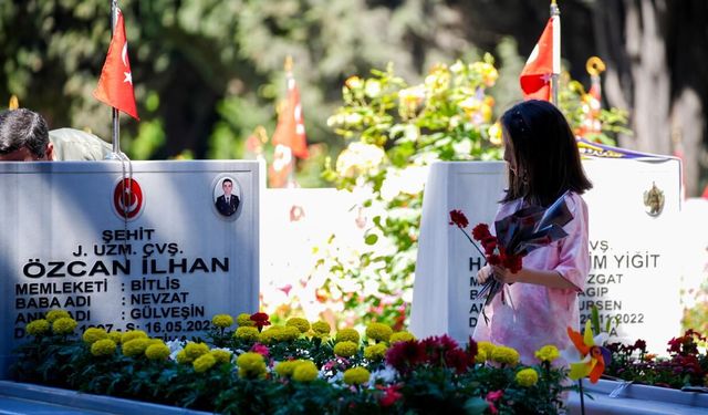 Şehit aileleri bayramın ilk gününde Edirnekapı Şehitliği'ni ziyaret etti