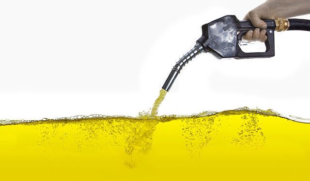 Petrol fiyatları çakıldı: Motorine 4 lira 88 kuruşluk indirim bekleniyor