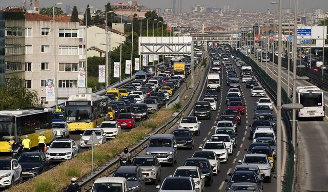 İstanbul'da bayram tatilinin ardından ilk iş gününde trafik yoğunluğu