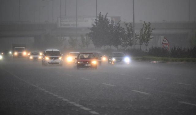 Ankara'da sağanak ve dolu etkili oluyor